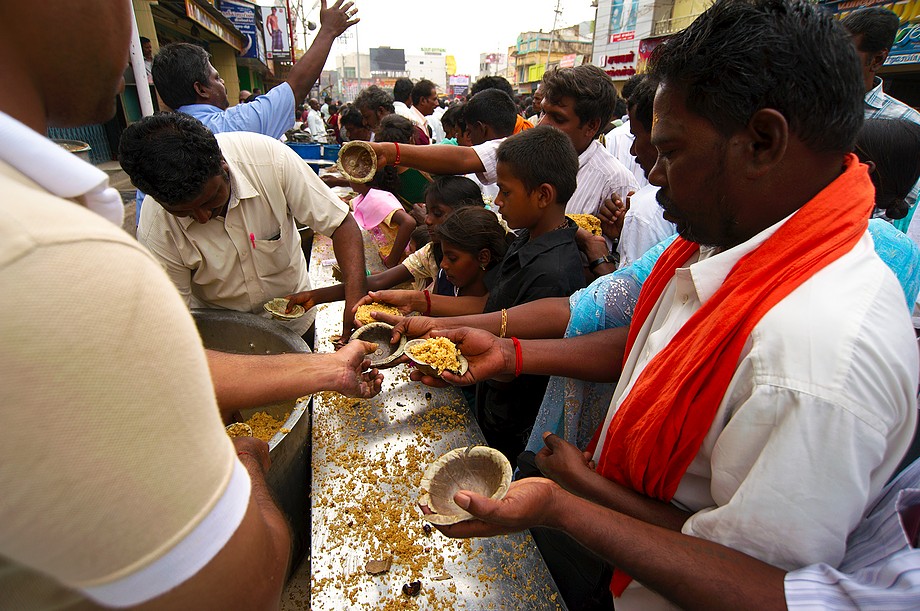 Darmowe jedzenie rozdawane pielgrzymom (Karthigai Deepam 2011)